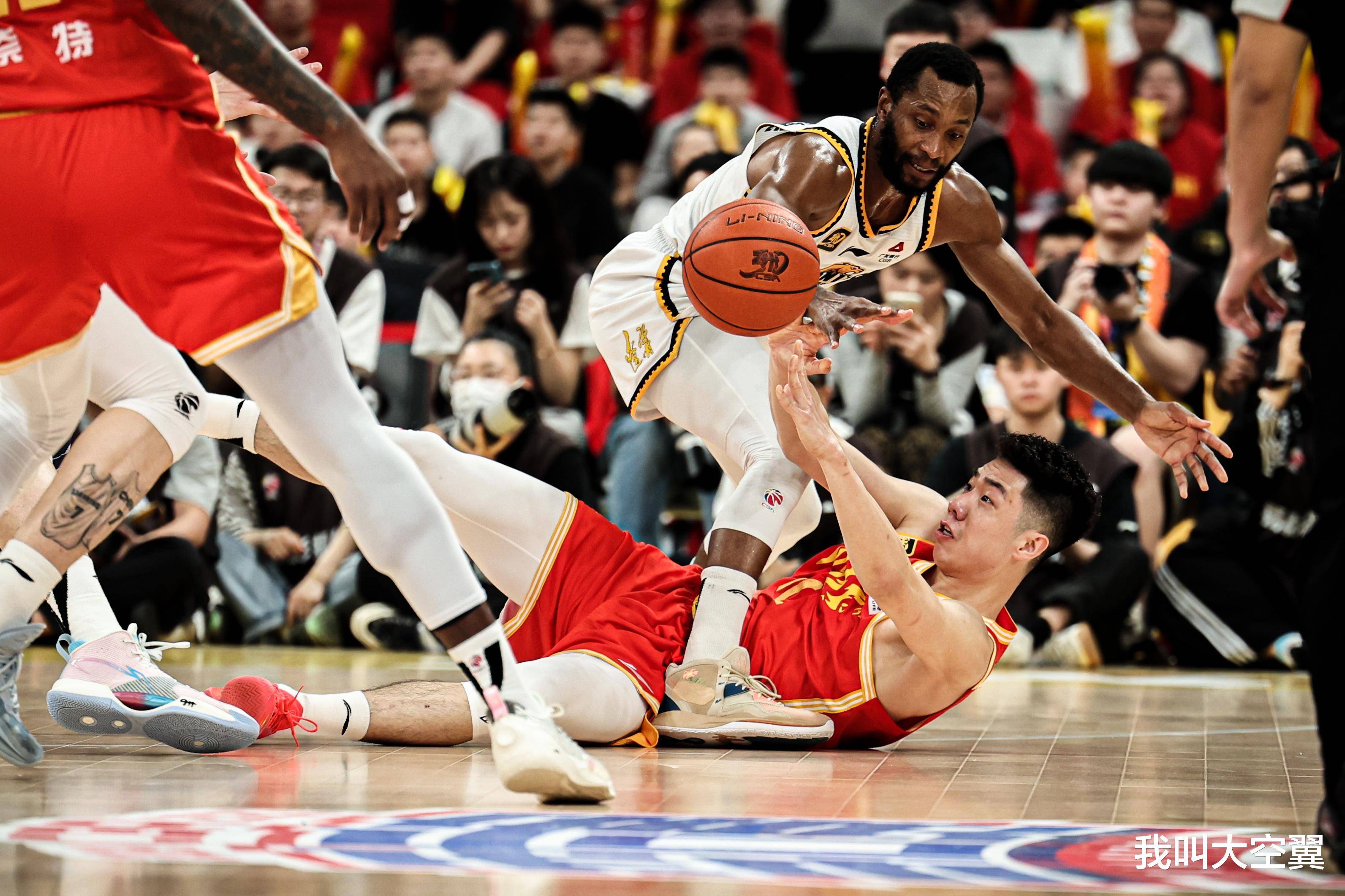 米兰官方网站 -包含广厦男篮迎NBA季后赛关键赛，今夜遗憾出局，质疑声仍在，控场能力受关注的词条